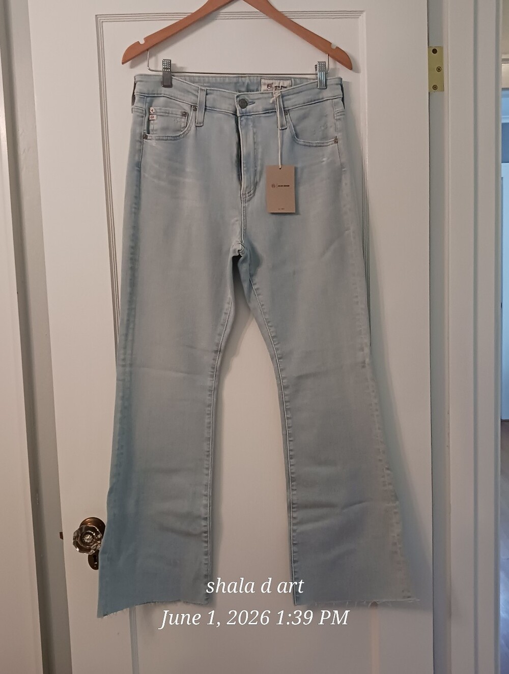 AG Farrah- Boot Cut Cropped Mid-Rise Jeans in washed Blue